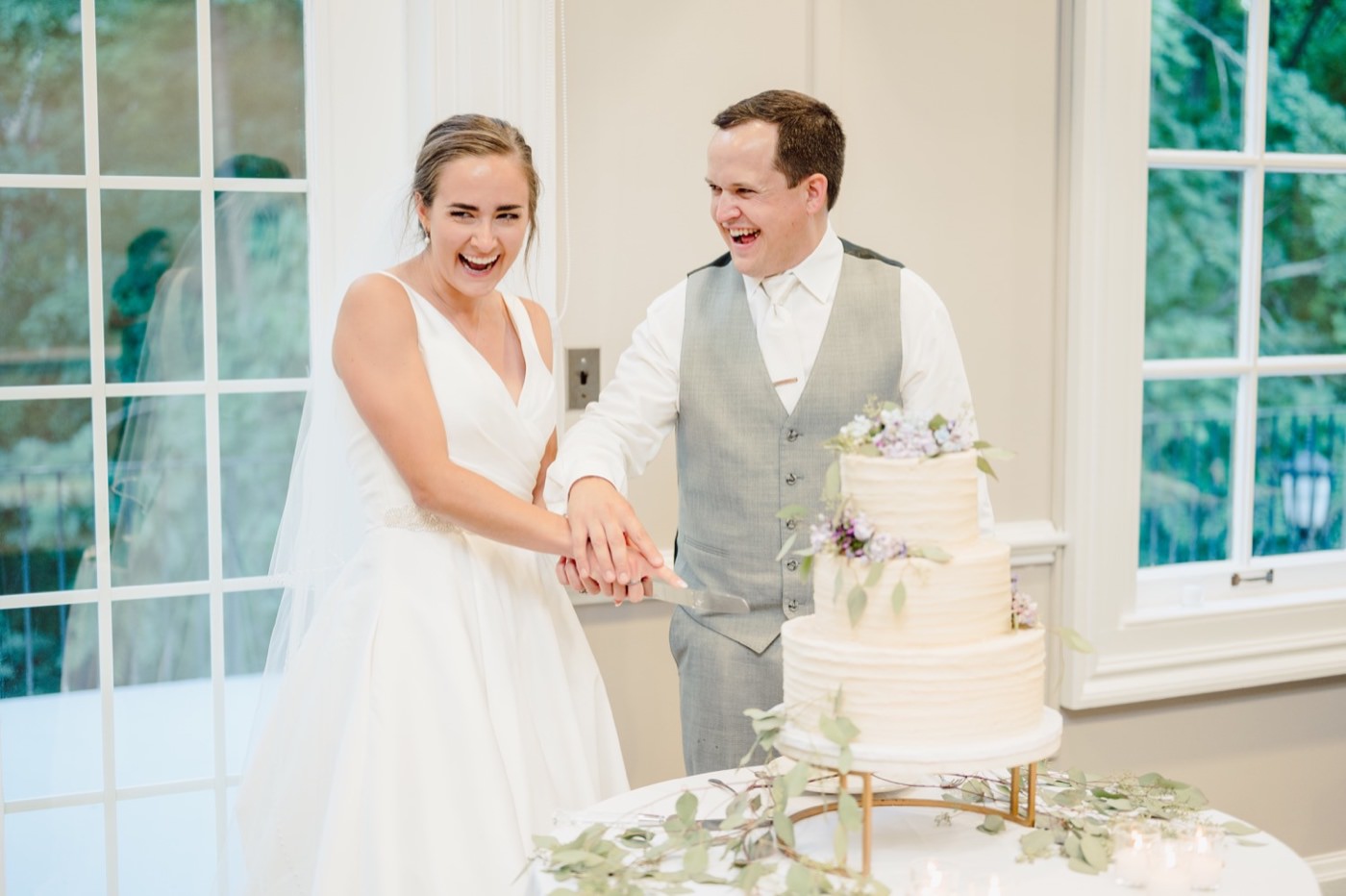 Charlottesville VA wedding photographer, cake cutting,