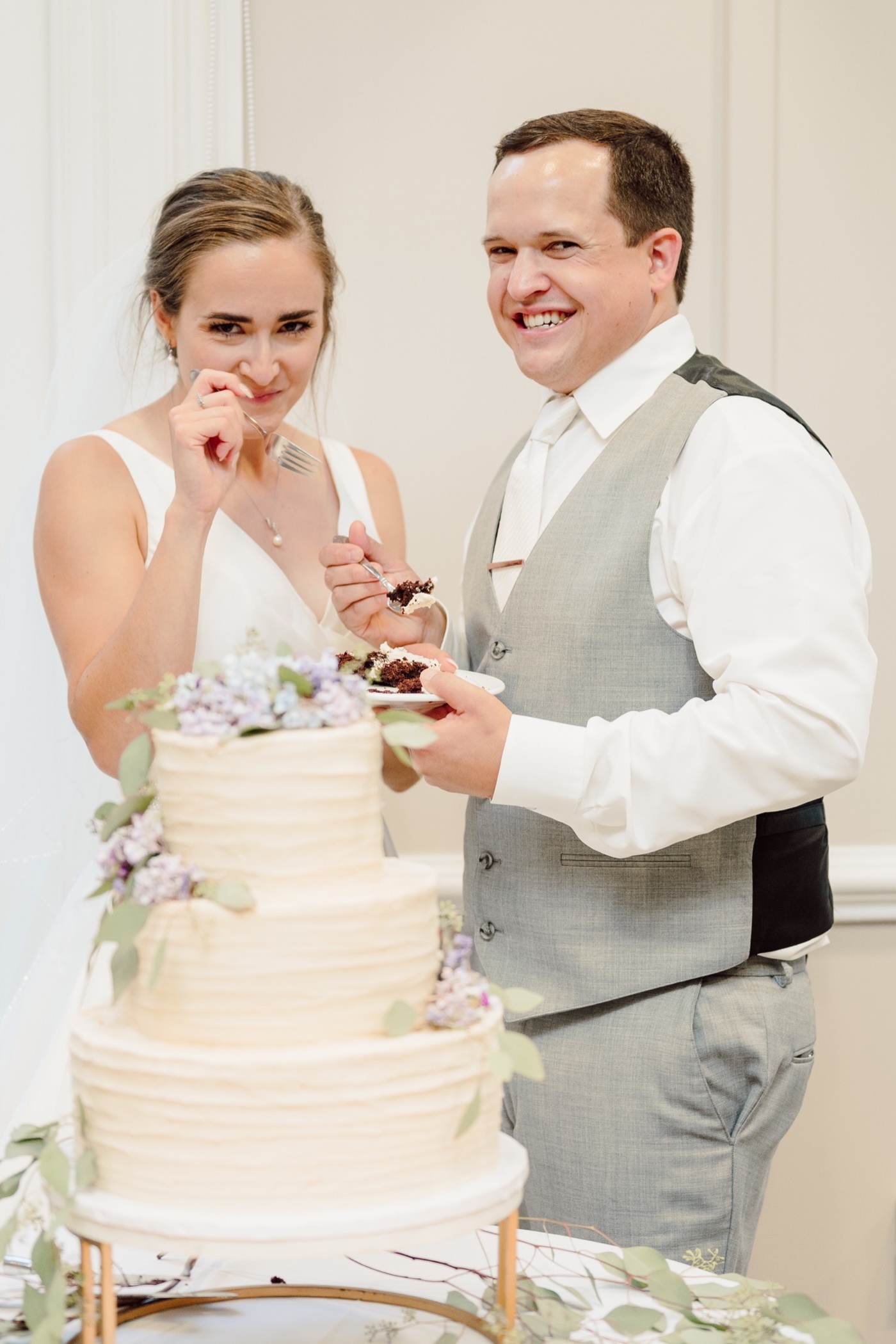 Charlottesville VA wedding photographer, cutting the cake,